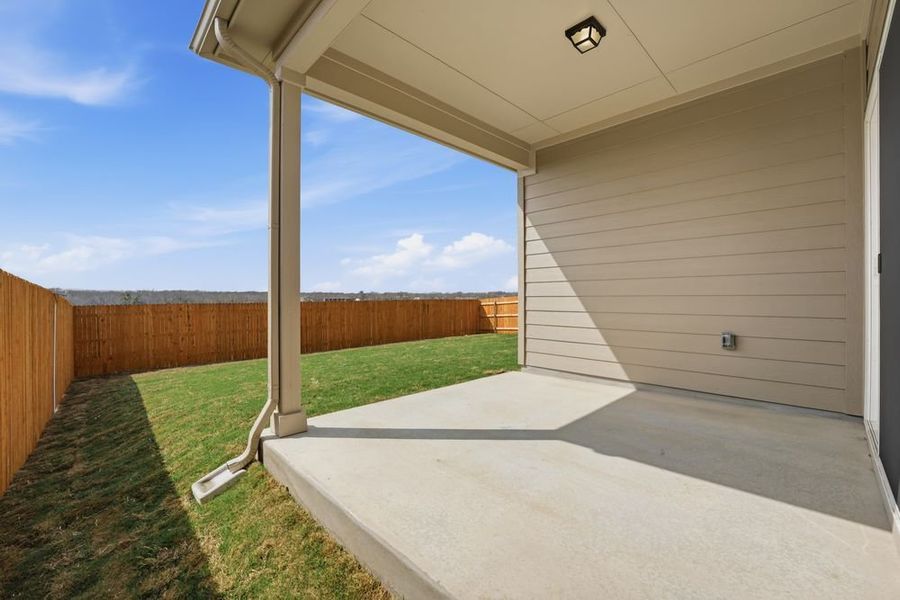 Exterior details and patio area of a home in Longview, Del Valle (Image 3).