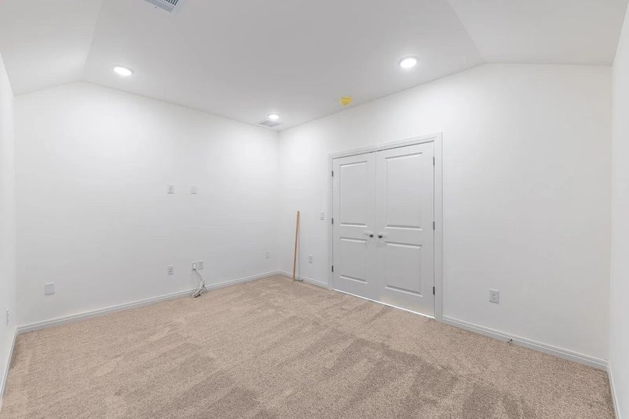 Unfurnished room with carpet, vaulted ceiling, and recessed lighting