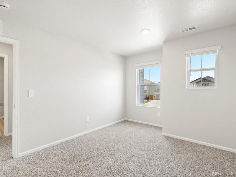 Spacious, unfurnished interior of a new home in Lake Bluff, Greeley (Image 15).