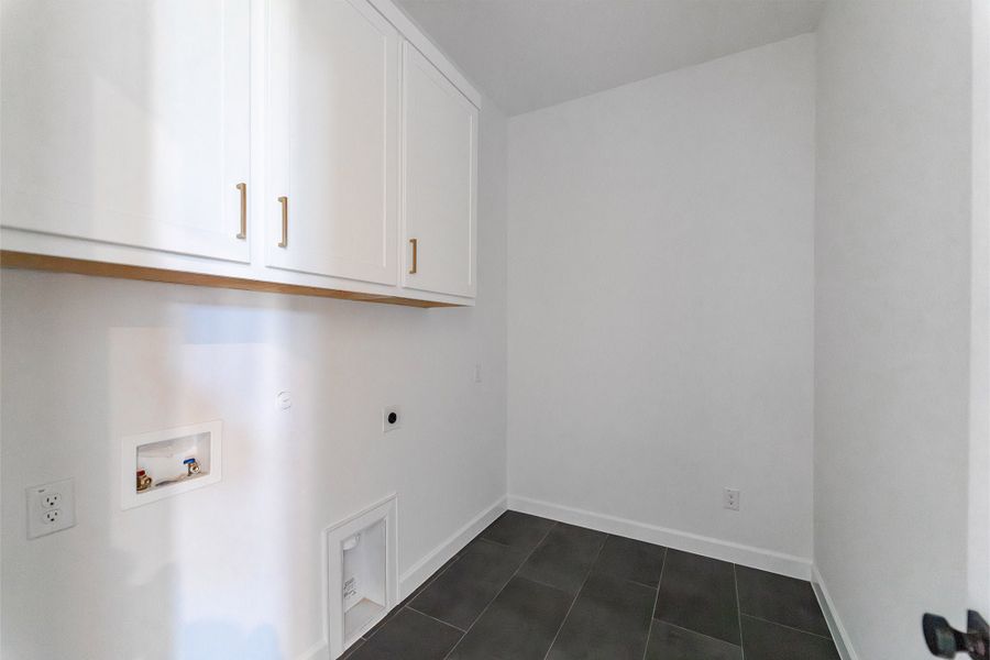 Spacious, unfurnished interior of a new home in Heath Golf & Yacht Club, Heath (Image 64).