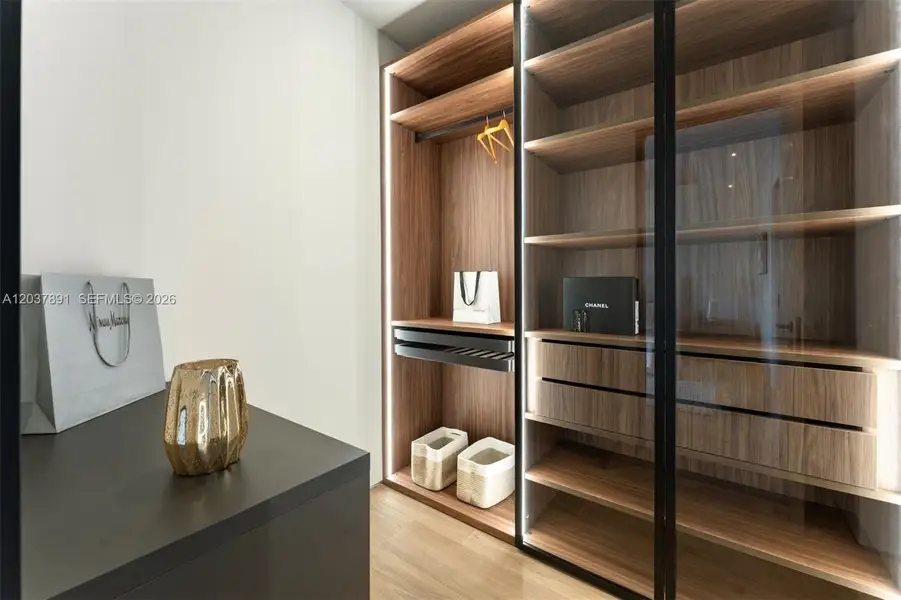 Walk-In Closet Walk-In Closet