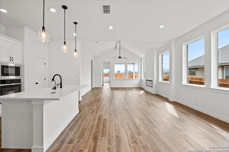 Spacious, unfurnished interior of a new home in Stream Waters, Seguin (Image 11).