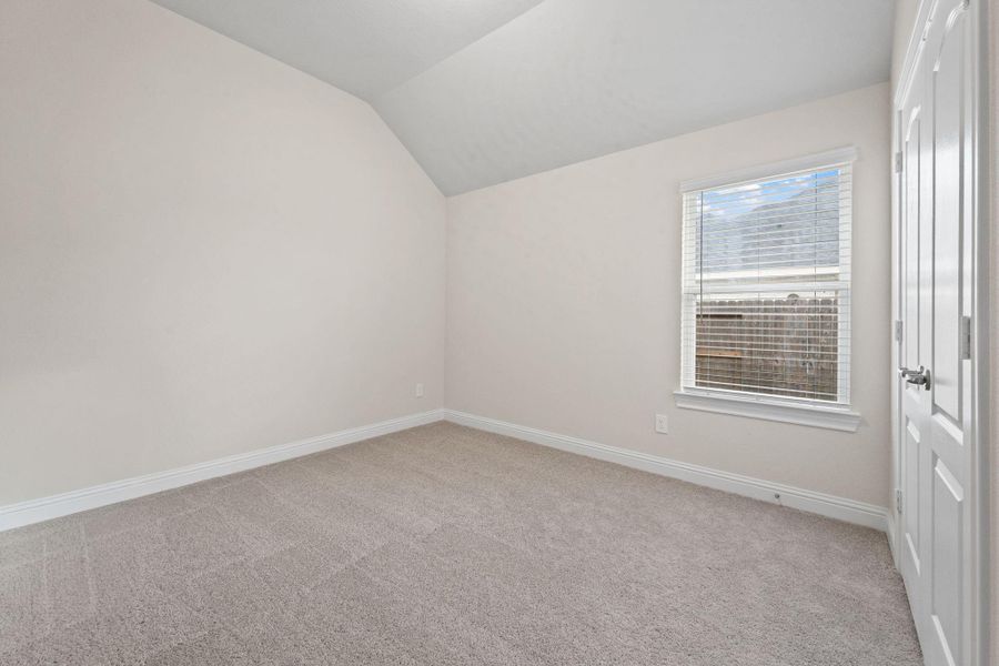 Spacious, unfurnished interior of a new home in Champions Forest 90', Mont Belvieu (Image 23).