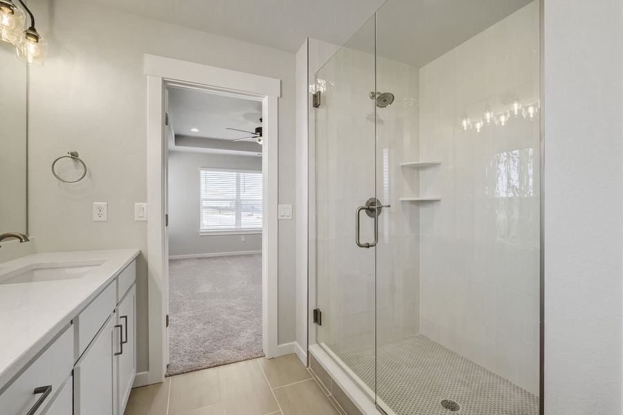 8003 Manor - Full Bathroom