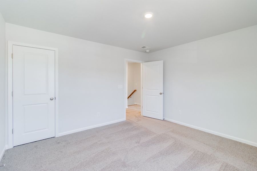 Spacious, unfurnished interior of a new home in Bluefield, Lexington (Image 28).