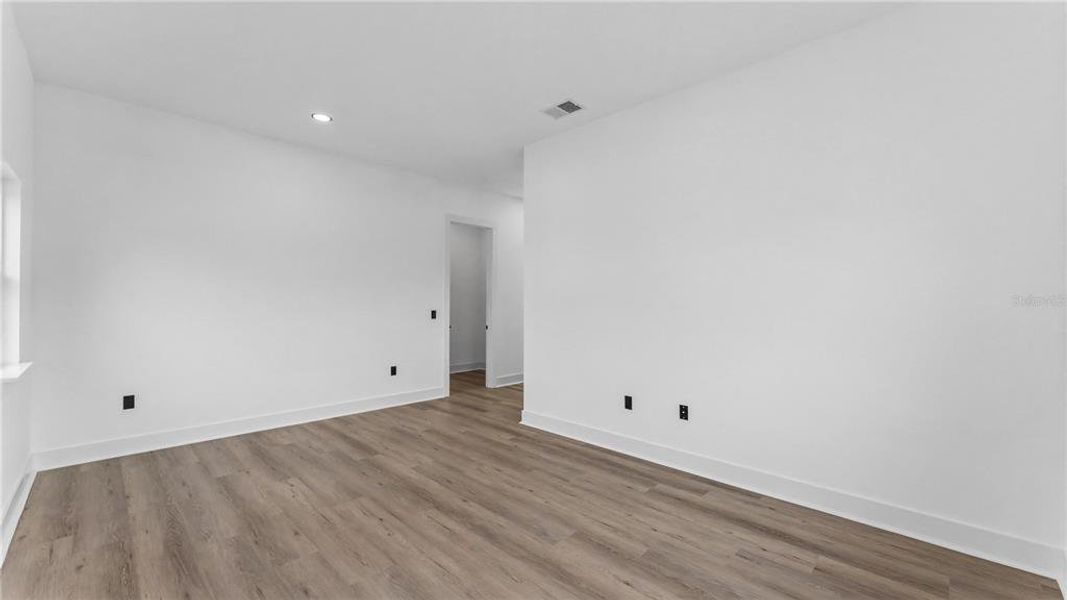 Spacious, unfurnished interior of a new home in , Lake Alfred (Image 48).