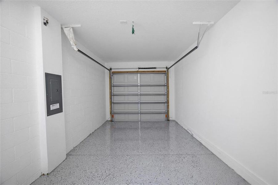 Spacious, unfurnished interior of a new home in , Tampa (Image 28).