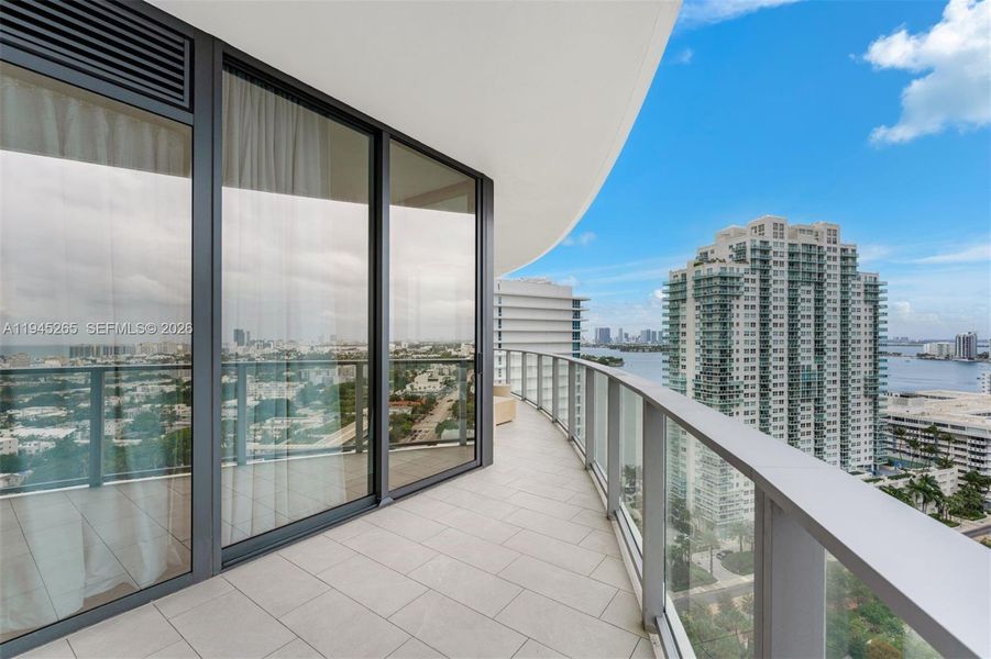 Condo located in Miami Beach, FL showcasing its design and architecture (Image 23).