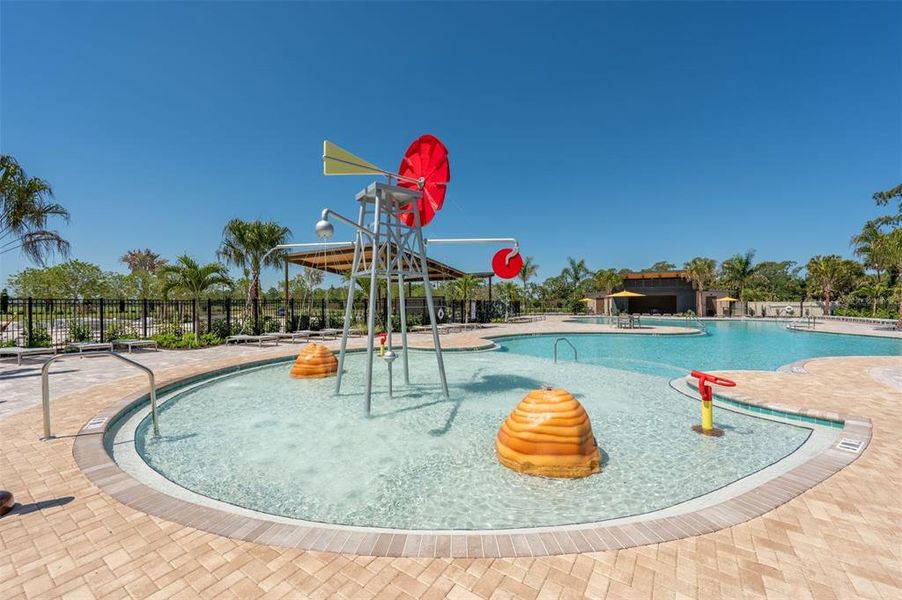 Community amenities in Oakfield Lakes, Parrish (Image 19).