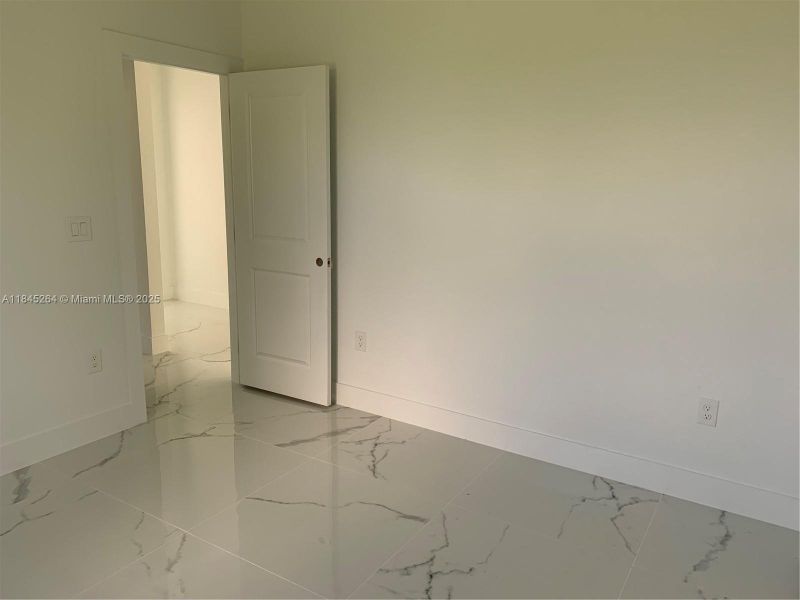 Spacious, unfurnished interior of a new home in , Lehigh Acres (Image 12).
