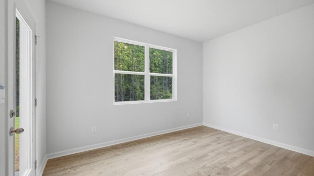 Spacious, unfurnished interior of a new home in Oaks at Cedar Grove, Fairburn (Image 14).