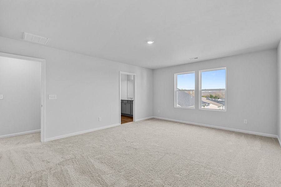 Spacious, unfurnished interior of a new home in Hanes Lake, Winston-Salem (Image 26).