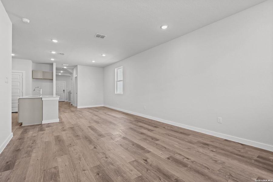 Spacious, unfurnished interior of a new home in Mesa Vista, San Antonio (Image 28).