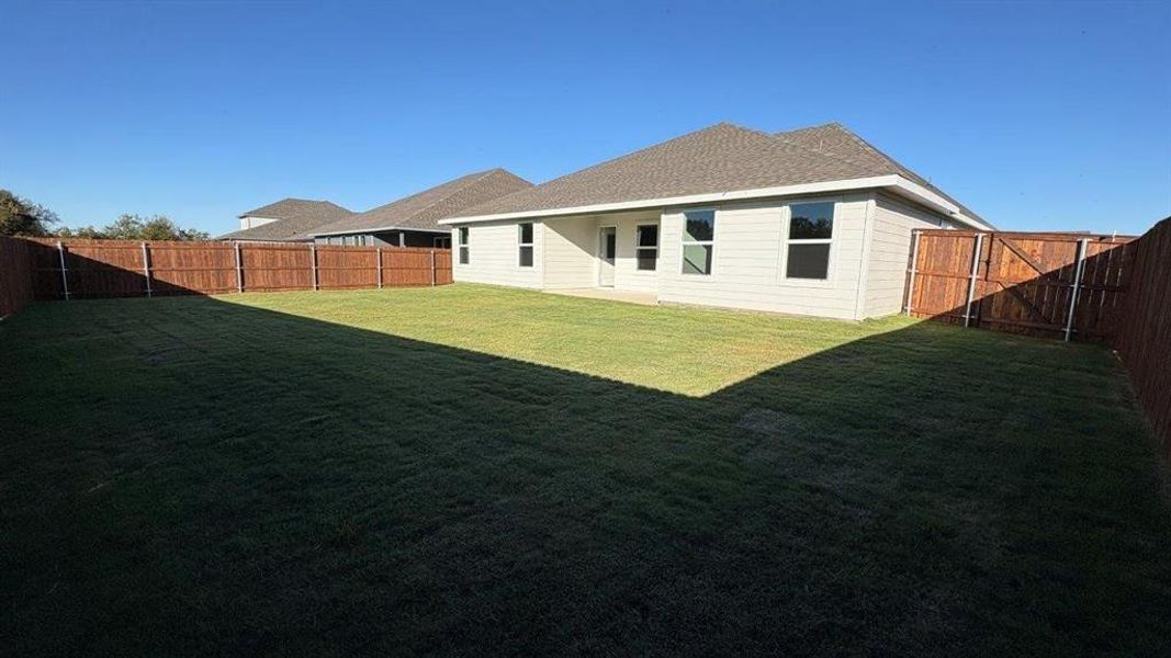 Exterior details and patio area of a home in Sandstone Estates, Granbury (Image 3).