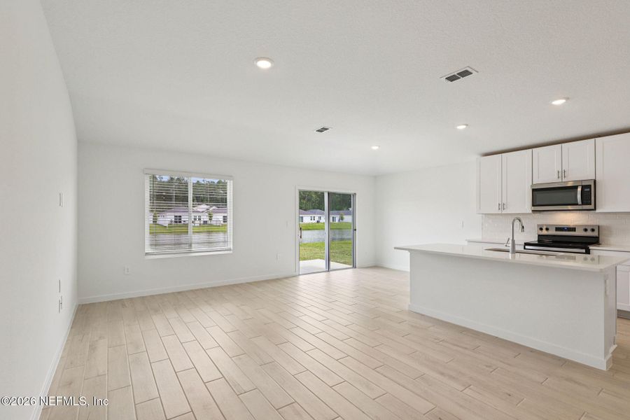 Spacious, unfurnished interior of a new home in Kings Preserve, Jacksonville (Image 18).