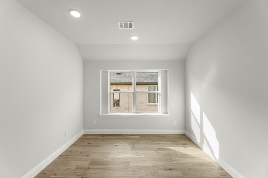 Spacious, unfurnished interior of a new home in Creekview Meadows, Pilot Point (Image 18).
