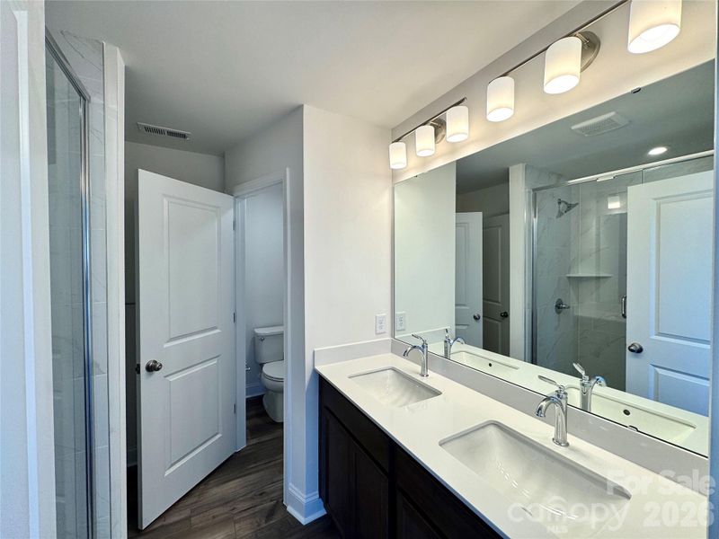 Tiled Shower w/ Bench