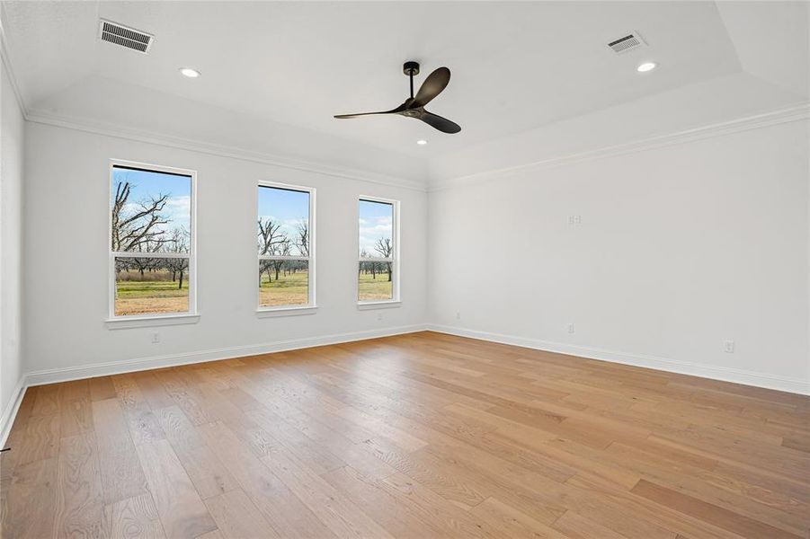 Spacious, unfurnished interior of a new home in Pecan Plantation, Granbury (Image 36).