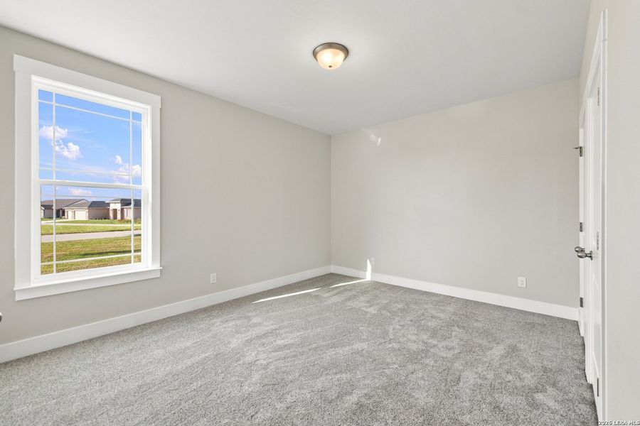 Spacious, unfurnished interior of a new home in Las Palomas Country Club Estates, La Vernia (Image 39).
