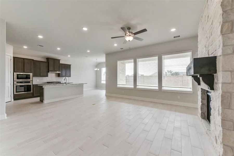 Spacious, unfurnished interior of a new home in , Texas City (Image 17).