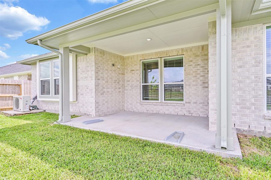 Exterior details and patio area of a home in Laurel Landing, Alvin (Image 22).