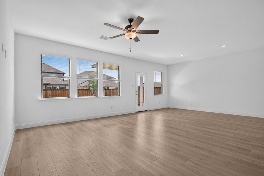 Spacious, unfurnished interior of a new home in Madero 50s, Fort Worth (Image 12).
