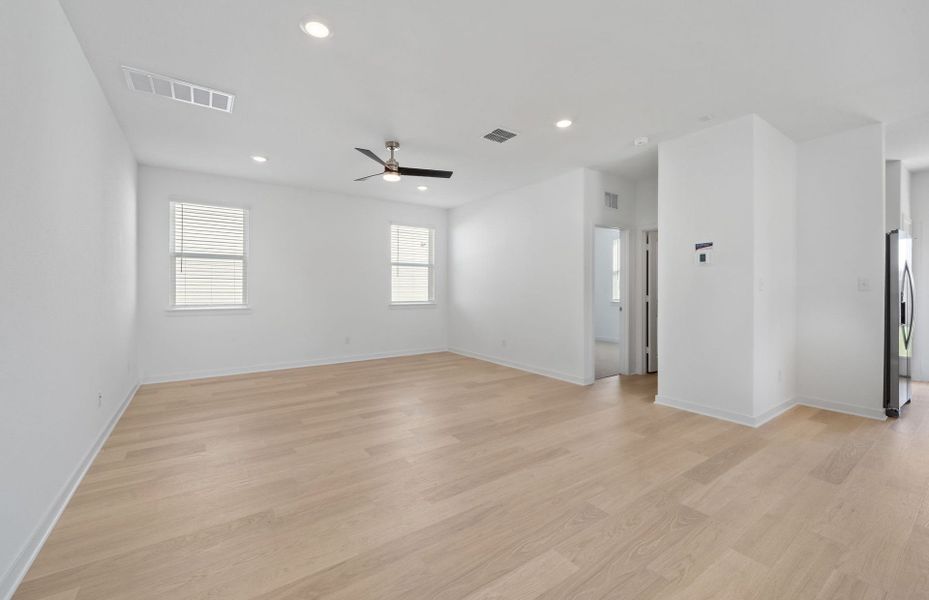Spacious, unfurnished interior of a new home in Sunfield, Buda (Image 29).