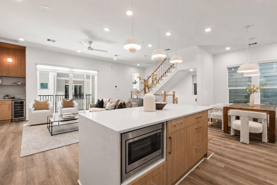 Positioned at the heart of the kitchen, the island establishes a sense of order and symmetry while strengthening the relationship between the surrounding living spaces.