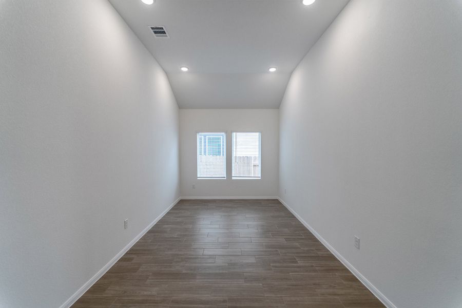 Spacious, unfurnished interior of a new home in Briarwood, Elgin (Image 16).