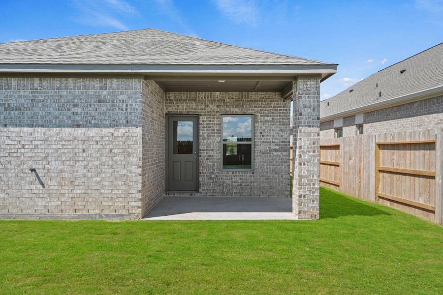 Exterior details and patio area of a home in Creekhaven, Rosharon (Image 3).