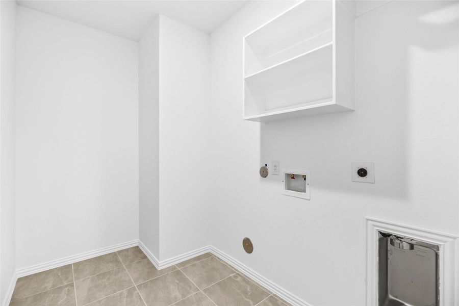 Spacious, unfurnished interior of a new home in Beamer Villas, Friendswood (Image 25).