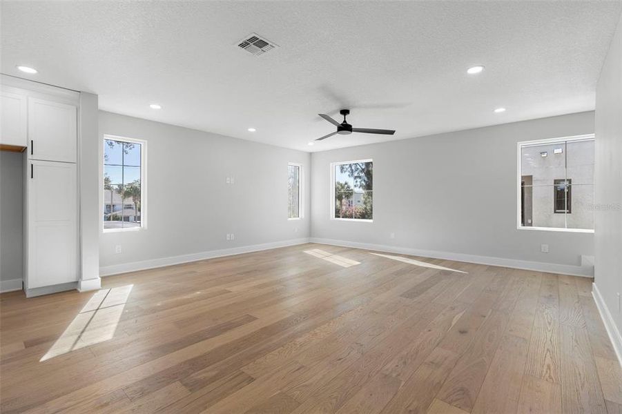 Spacious, unfurnished interior of a new home in , Tampa (Image 16).