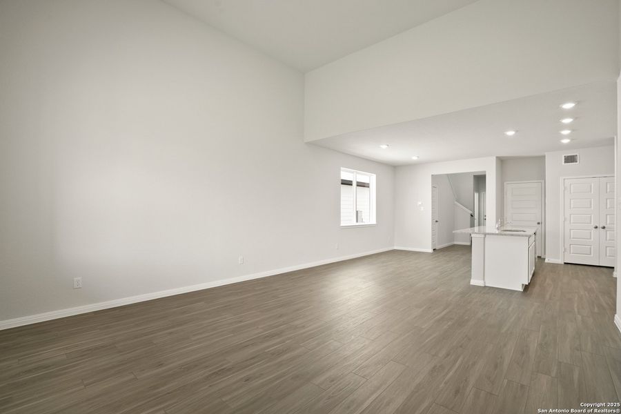 Spacious, unfurnished interior of a new home in Timber Creek, San Antonio (Image 30).
