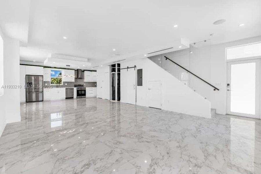 Spacious, unfurnished interior of a new home in , Key Largo (Image 11).