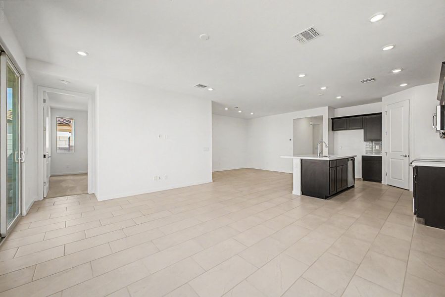Spacious, unfurnished interior of a new home in Skyline Village, San Tan Valley (Image 8).