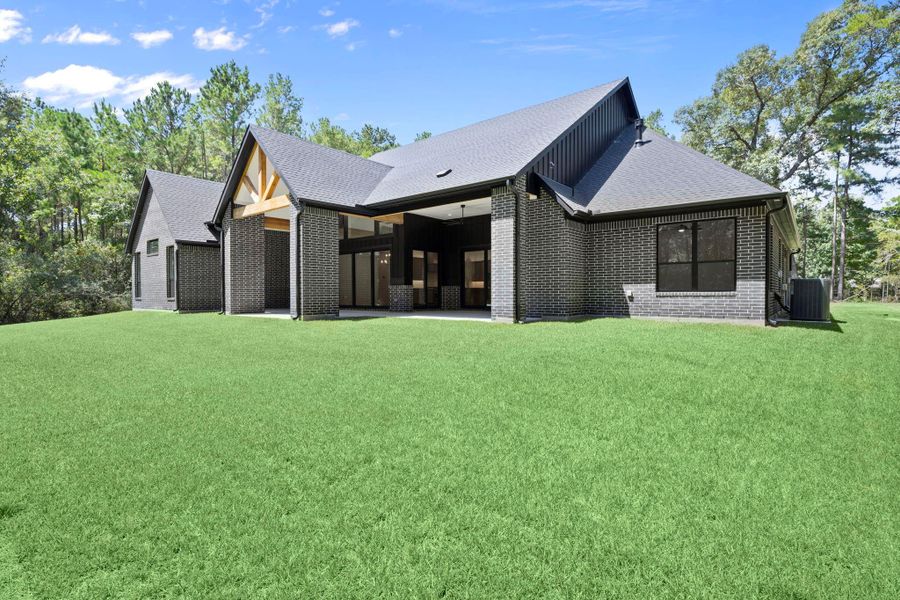 Exterior details and patio area of a home in , Huntsville (Image 24).