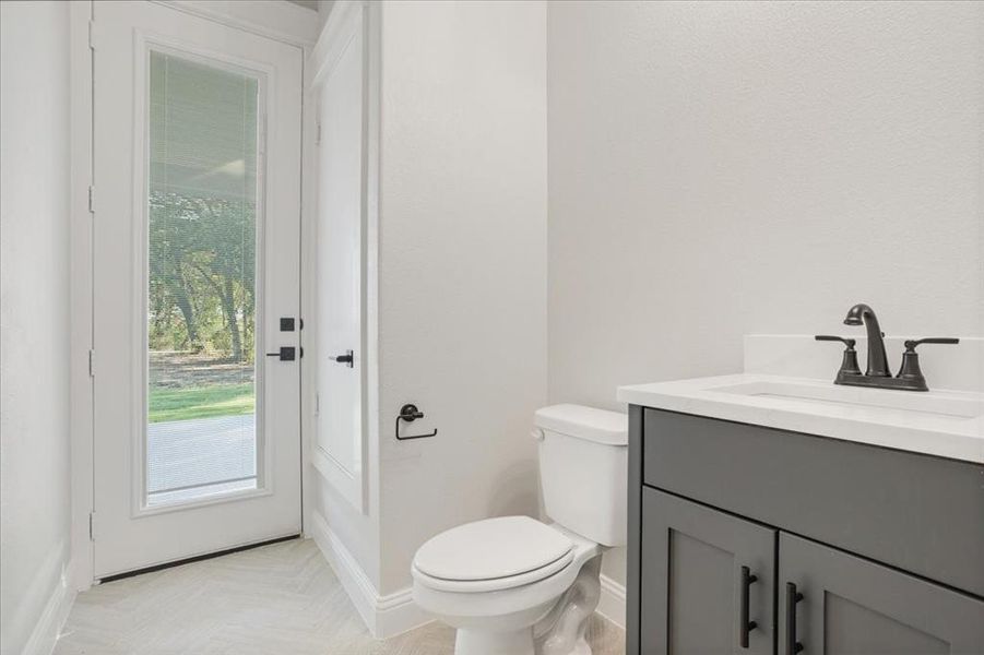 Half Bath that opens up to the backyard Half Bath that opens up to the backyard