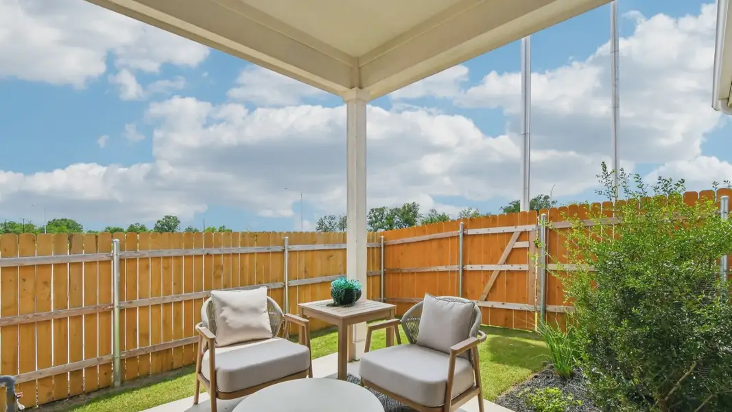 Exterior details and patio area of a home in Creeks Crossing, Elgin (Image 3).