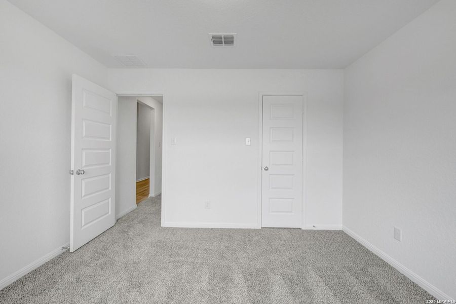 Spacious, unfurnished interior of a new home in Cinco Lakes, San Antonio (Image 24).