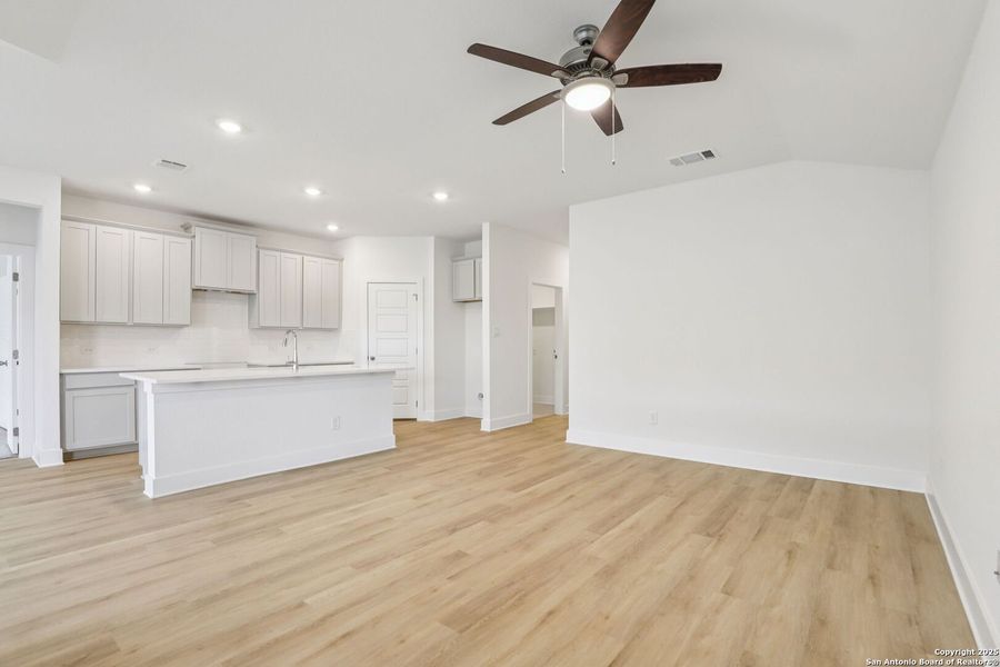 Spacious, unfurnished interior of a new home in Comanche Ridge, San Antonio (Image 28). Spacious, unfurnished interior of a new home in Comanche Ridge, San Antonio (Image 28).