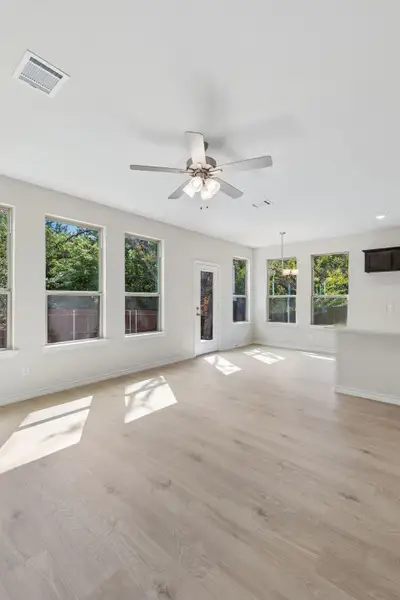 Spacious, unfurnished interior of a new home in Eagle Cove, Denton (Image 18).