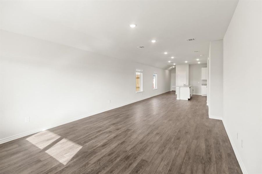 Spacious, unfurnished interior of a new home in Sycamore Landing, Fort Worth (Image 12).