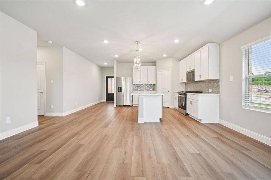 Spacious, unfurnished interior of a new home in Westmoor, Sherman (Image 19).