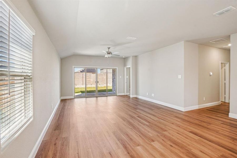 Spacious, unfurnished interior of a new home in Stonehaven, Seagoville (Image 30).