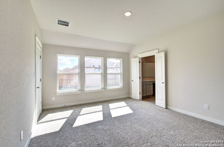 Spacious, unfurnished interior of a new home in Cloud Country, New Braunfels (Image 24).