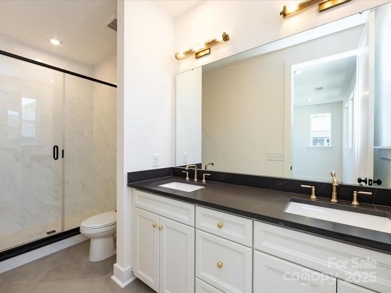 Primary En Suite bath