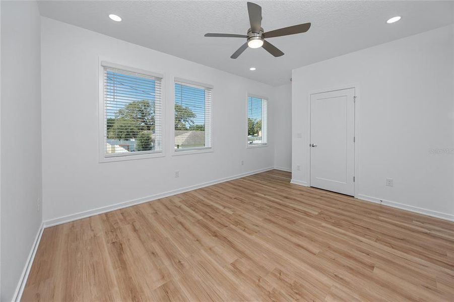 Spacious, unfurnished interior of a new home in , Tampa (Image 20).