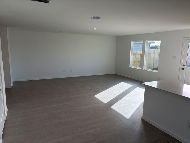 Spacious, unfurnished interior of a new home in Esperanza, Richmond (Image 21).