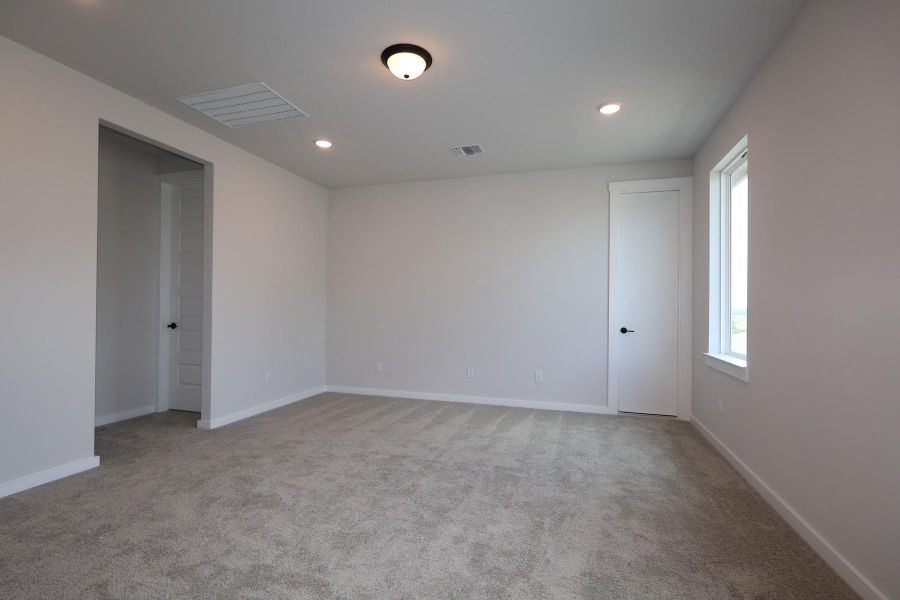 Spacious, unfurnished interior of a new home in Flora, Hutto (Image 14).