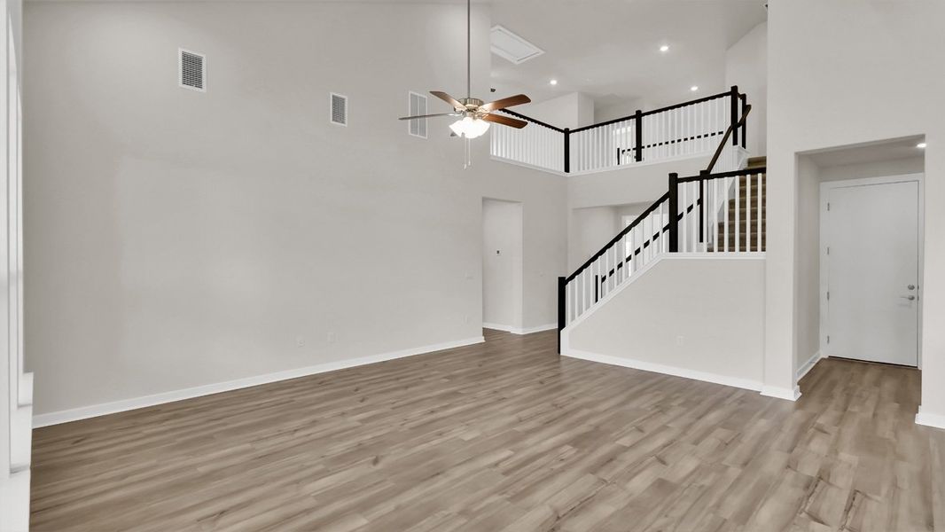 Spacious, unfurnished interior of a new home in Rosenbusch Ranch, Leander (Image 15).